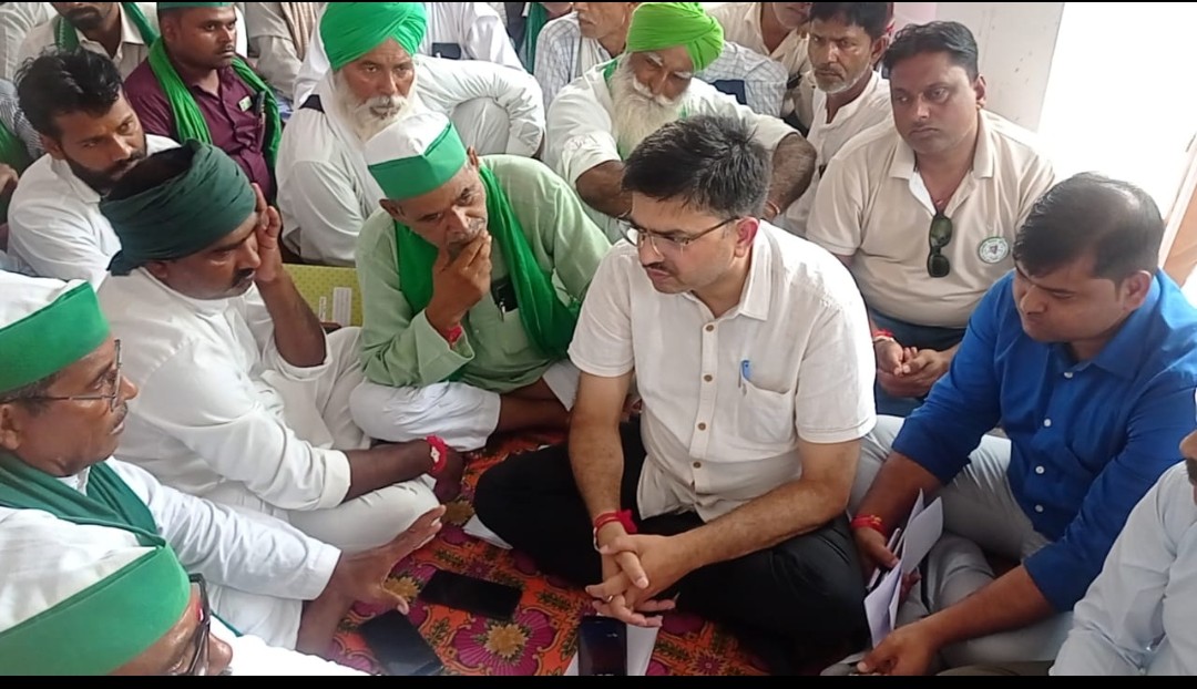 दिलचस्प रहा डीएम का आश्वासन और किसान नेताओ का वाक युद्ध