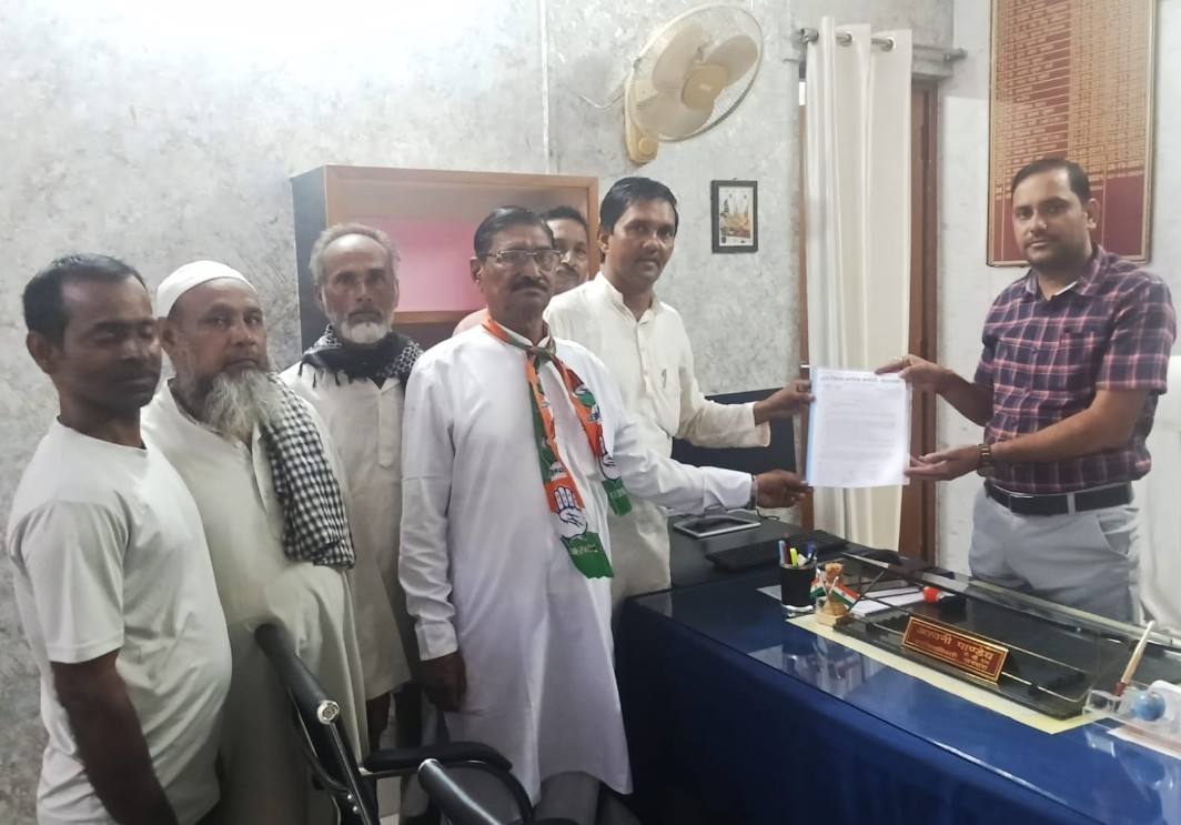 गांधी जी की प्रतिमा लगाने की मांग को लेकर ज्ञापन दिया