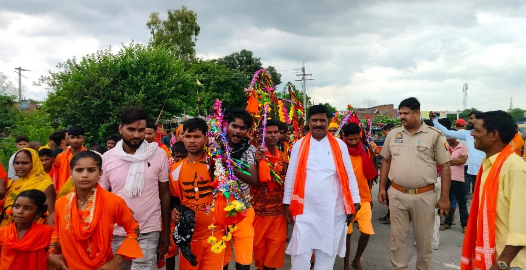 महदेवा जलाभिषेक के लिए हजारों शिव भक्तों ने निकाली कावर यात्रा