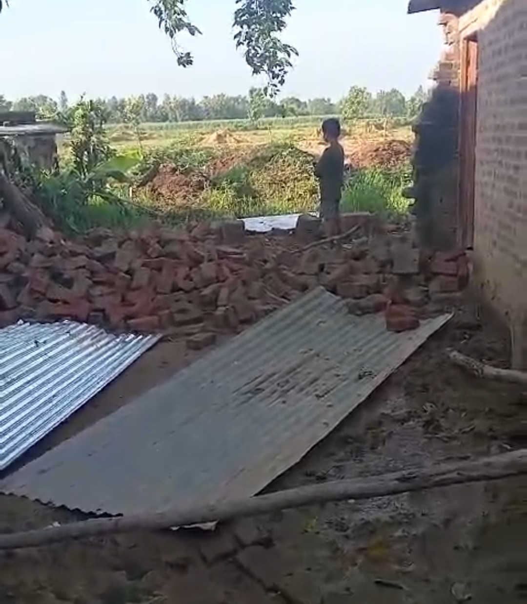 लाठी डंडों से लैस दबंगों का कहर, हथौड़े से तोड़कर गिरा दिया शौचालय