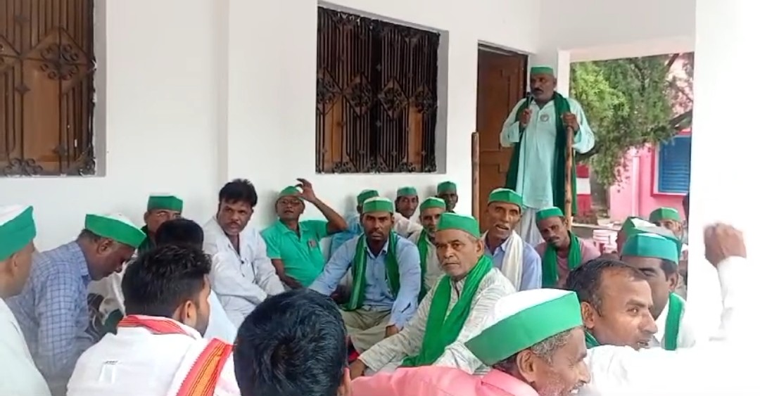 एडीओ पंचायत को हटाने की मांग को लेकर किसानों का अनिश्चितकालीन धरना प्रदर्शन जारी