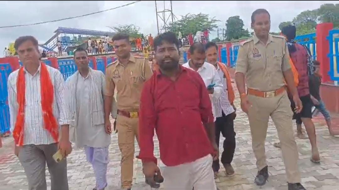 सावन के चौथे सोमवार को कावड़ियों ने पांच शिव मंदिरो मे चढ़ाया जल