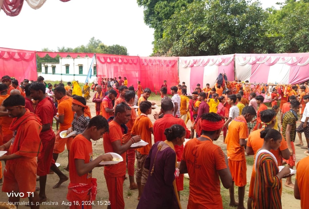 सावन के अंतिम सोमवार पर बरम बाबा देवस्थान पर हुआ बिसाल भंडारे का आयोजन