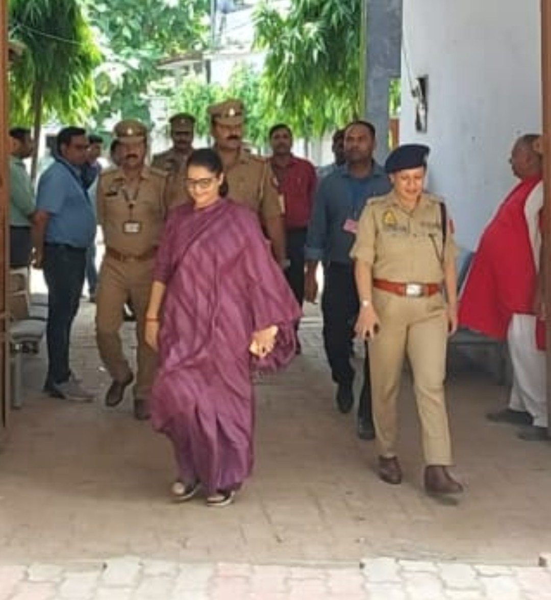 डीएम व एसपी ने पुलिस भर्ती परीक्षा केन्द्रों का किया निरीक्षण