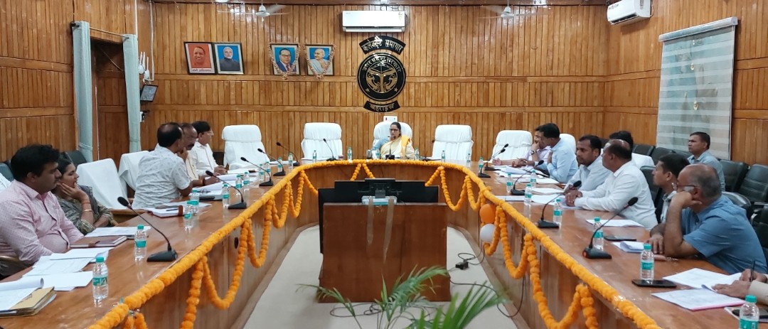 डीएम की अध्यक्षता में सम्पन्न हुई सड़क सुरक्षा व विद्यालय यान सुरक्षा समिति की बैठक