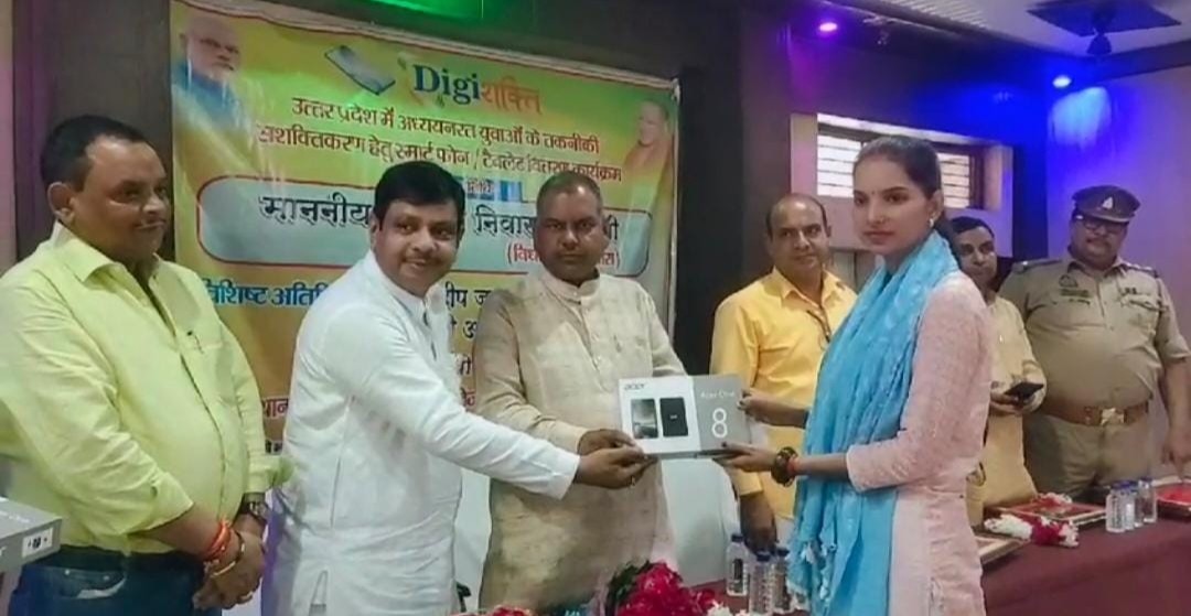 लार्डबुद्धा पीजी कॉलेज में हुआ टैबलेट का वितरण