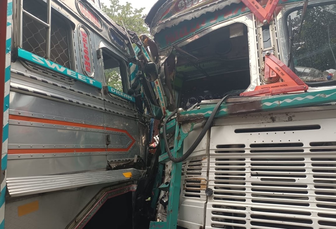 दो ट्रको की आपस में आमने-सामने की टक्कर चालक घायल