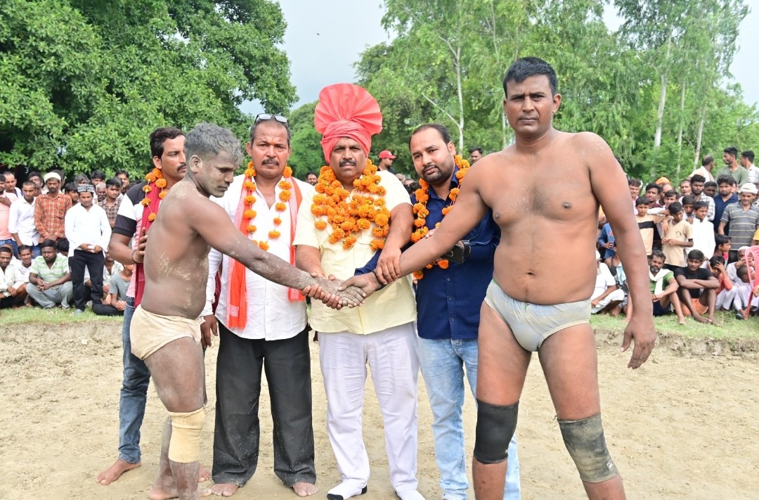 कुरसण्डा मे आयोजित दंगल प्रतियोगिता मे गोरखपुर के पहलवानो का रहा दबदबा।