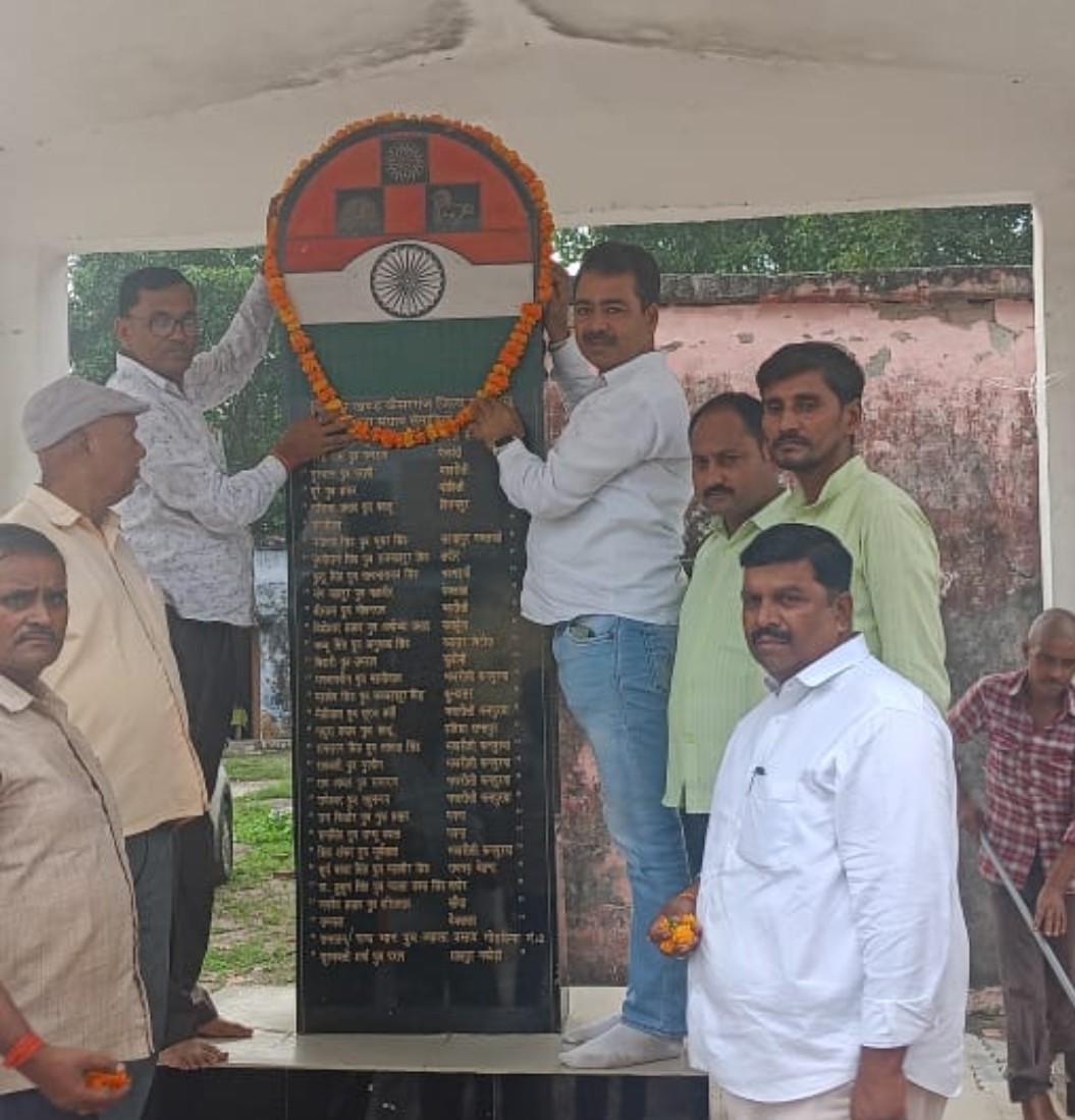 शहीदों के स्तंभ पर माल्या अर्पण कर किया नमन