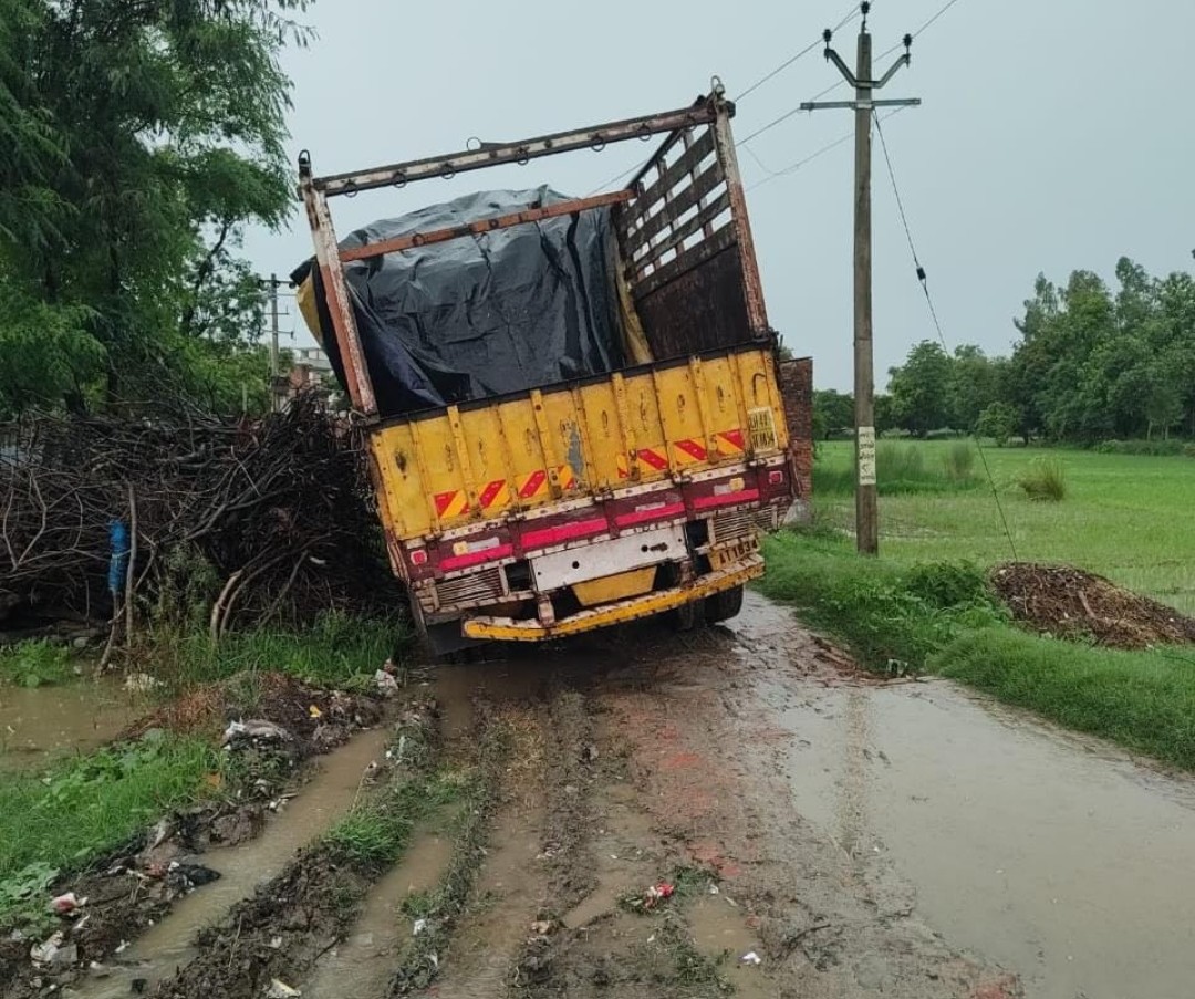 रुकनापुर व डिहा का संपर्क मार्ग हुआ जर्जर