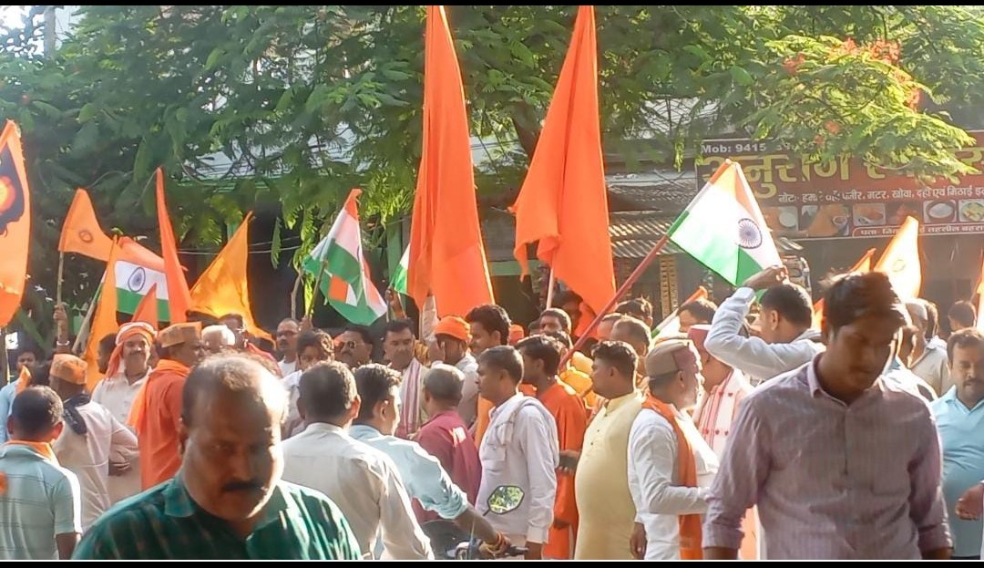 हिंदू रक्षा समिति द्वारा प्रधानमंत्री को संबोधित ज्ञापन तहसीलदार  को दिया