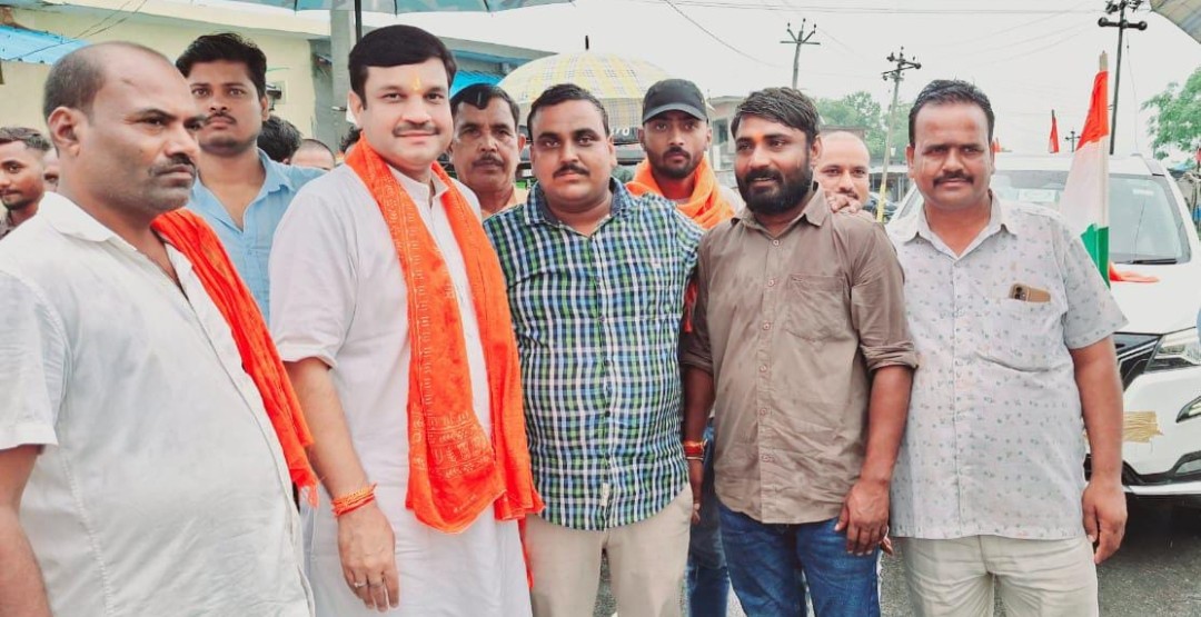 तिरंगा यात्रा के दौरान सांसद आनंद कुमार गौंड का कोदही चौराहे पर हुआ भव्य स्वागत