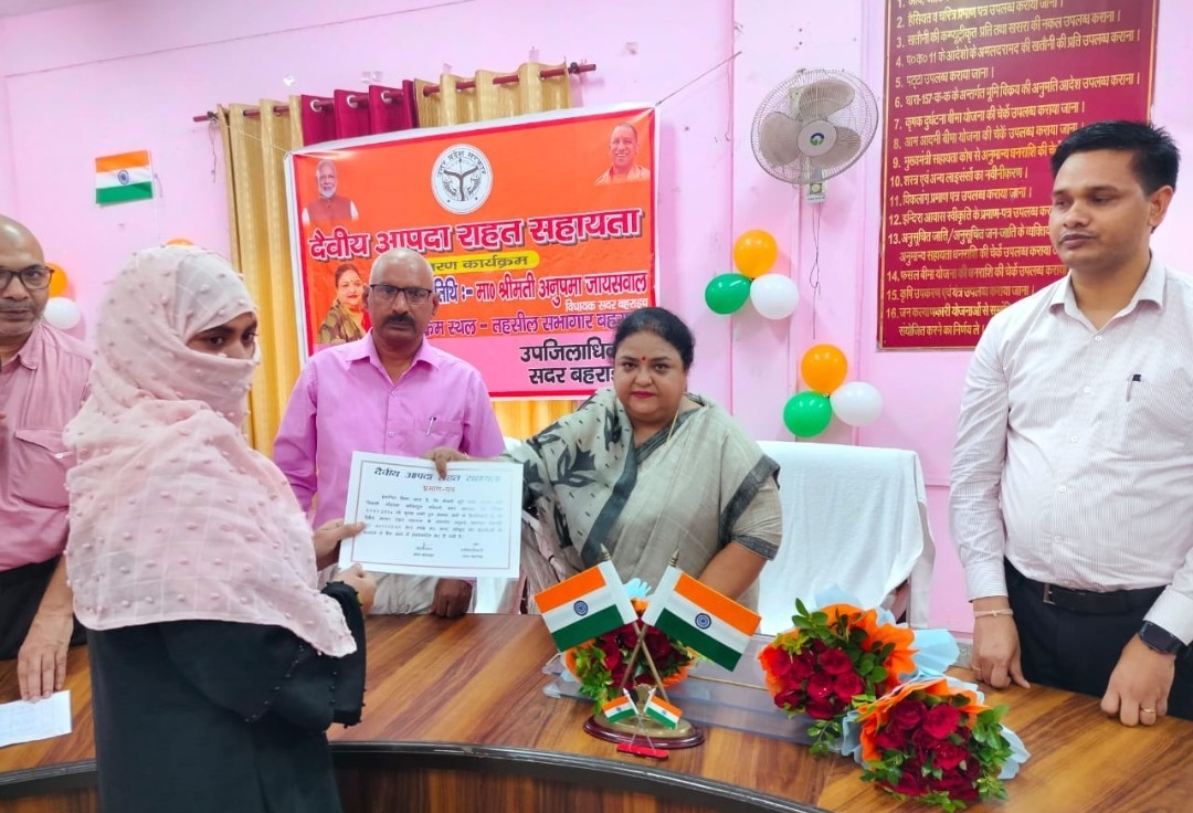 जनप्रतिनिधियों द्वारा वितरण किये गये नियुक्ति पत्र
