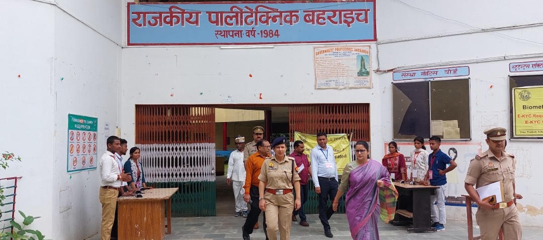 पुलिस भर्ती परीक्षा केन्द्रों का डीएम व एसपी ने किया निरीक्षण