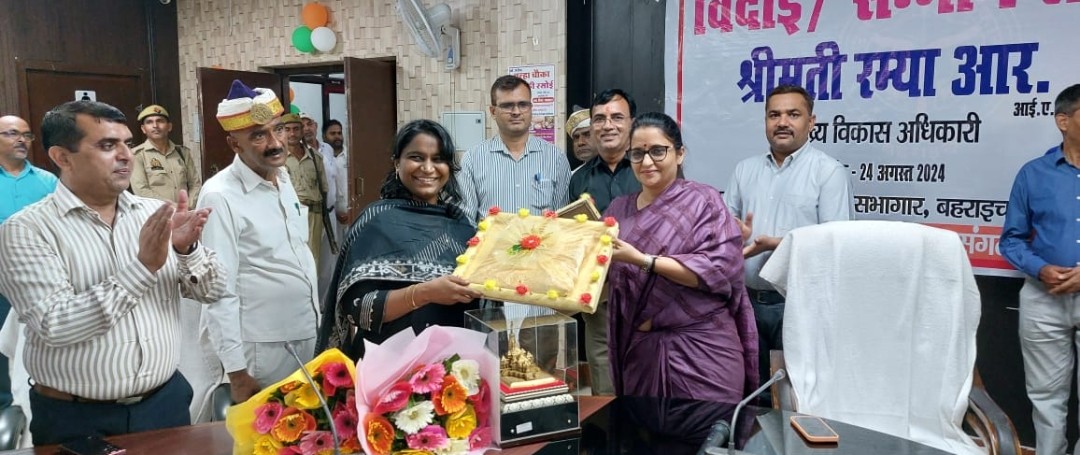 स्थानान्तरित सीडीओ को दी गयी भावभीनी विदाई