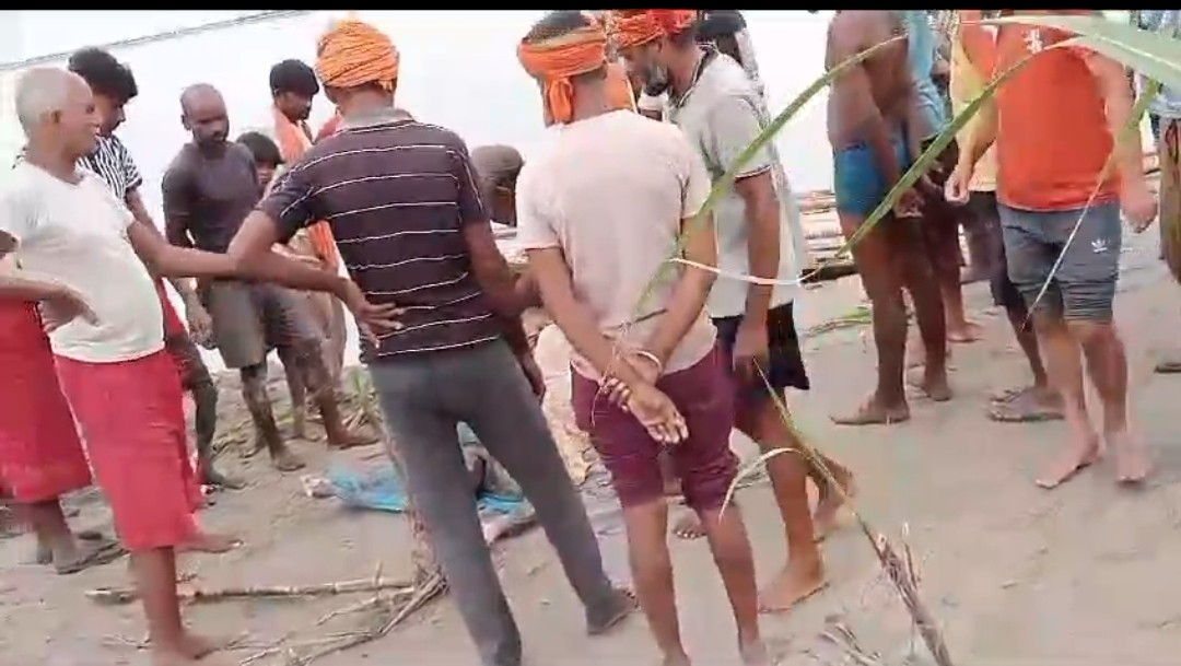 घटनास्थल से 2 किलोमीटर दूर बरामद हुई एक किशोरी की लाश, एक लापता