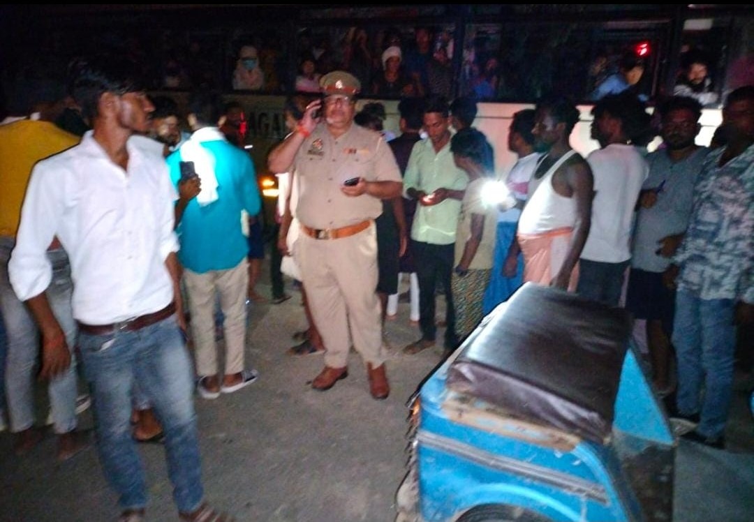 सड़क दुर्घटना में बालिका की मौत, तीन घायल