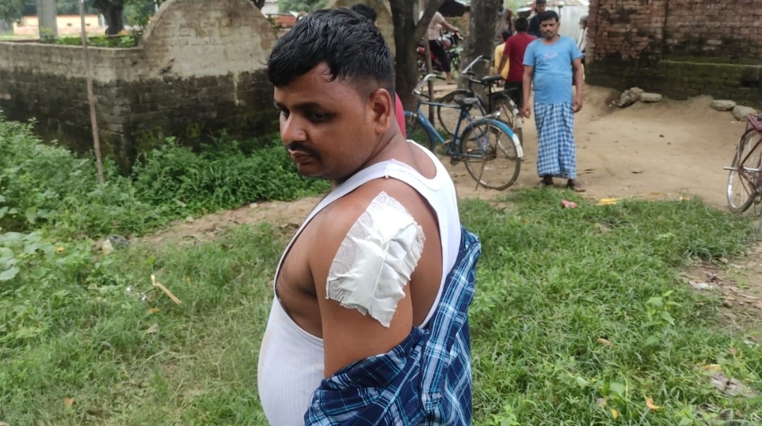 घर के दरवाजे पर बैठे वक्ति पर हुआ हमला