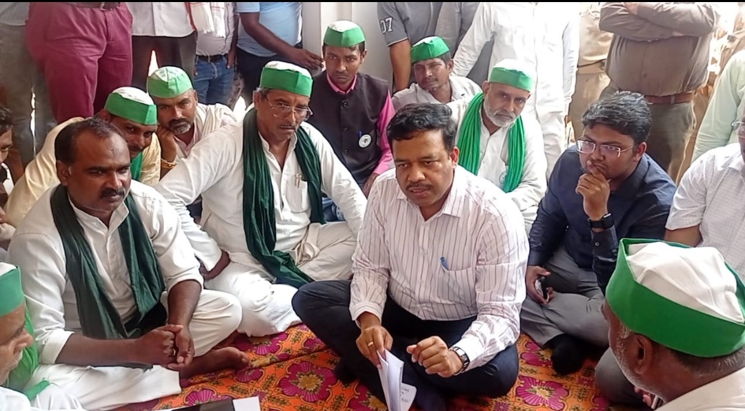 सीडीओ के आश्वासन पर खत्म हुआ किसानों का धरना प्रदर्शन