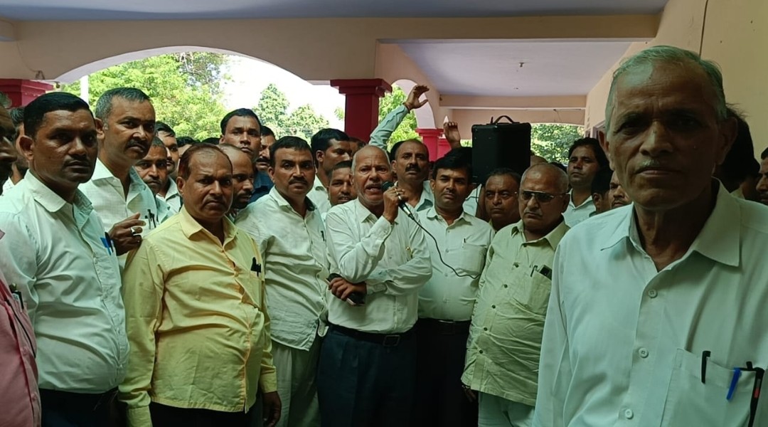 द्वितीय दिन भी अधिवक्ताओ ने एसडीएम के खिलाफ़ किया प्रदर्शन व नारेबाजी
