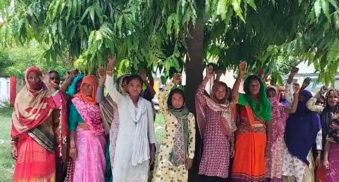 जनजातीय महिलाओ ने थाने पर किया धरना प्रदर्शन, थाना प्रभारी को सौंपा प्रार्थना पत्र