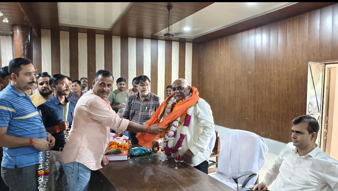 वरिष्ठ लिपिक के सेवानिवृत होने पर साथियों ने दी भावभीनी विदाई