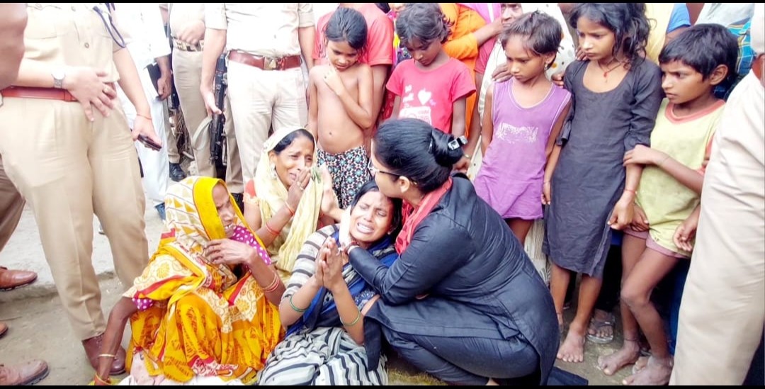 मजरा नव्वन गरेठी का डीएम व एसपी ने किया भ्रमण