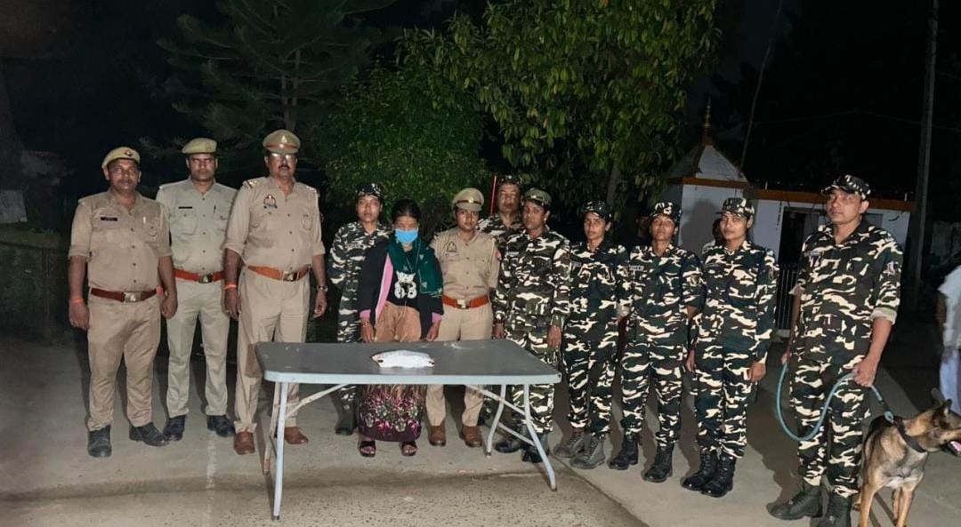 एसएसबी व पुलिस की संयुक्त गस्त में मादक पदार्थ तस्कर महिला गिरफ्तार