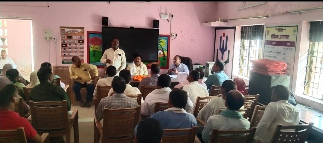 नव आगंतुक खंड शिक्षा अधिकारी राकेश कुमार ने प्रधानाध्यापकों के साथ की समीक्षा बैठक