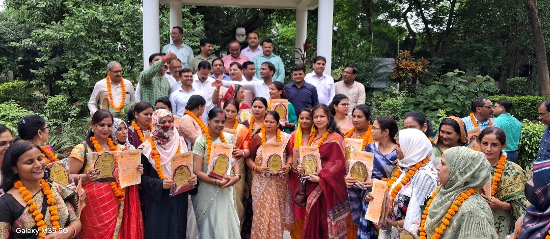उत्कृष्ट शिक्षकों को बीएसए द्वारा किया गया सम्मानित