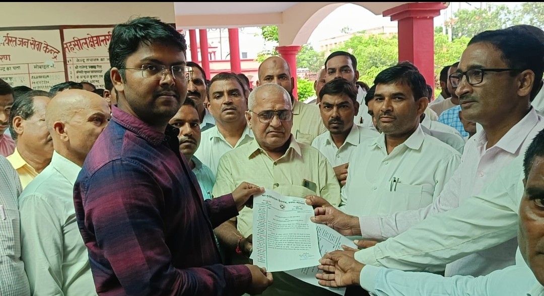कासगंज की महिला अधिवक्ता की हत्या के सम्बंध में कैसरगंज के अधिवक्ता संघ ने एस डी एम को सौंपा ज्ञापन