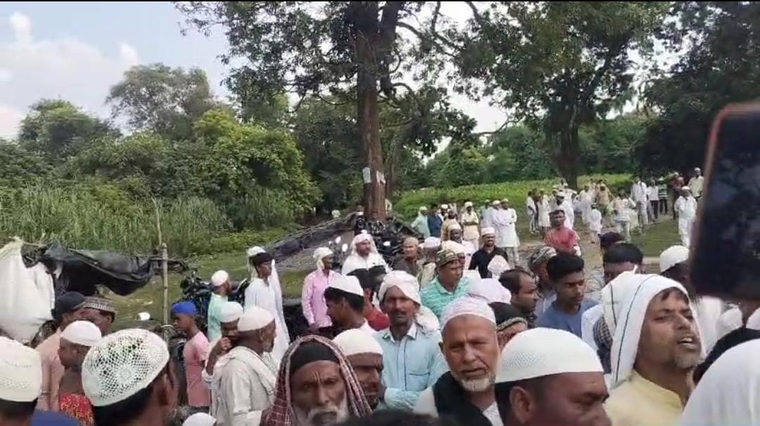 अल्पसंख्यक कल्याण वक्फ बोर्ड की जमीन पर बांस का टट्टर लगा कर अवैध कब्जा करने से ग्रामीणों में रोष