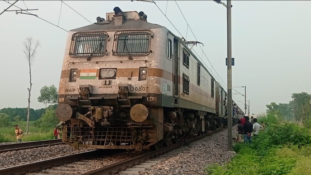 मवेशी के टकरा जाने से आम्रपाली ट्रेन के संचालन पर  लग गया ब्रेक