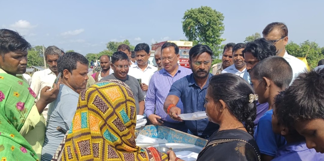 पहाड़ों पर हुई बारिश से ऊफनाई घाघरा व सरयू नदी, मिहींपुरवा तहसील क्षेत्र के पांच गांव  जलमग्न