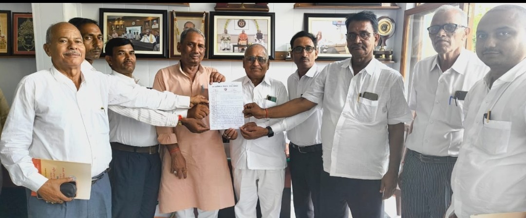 एमएलसी बहराइच से मिले बार एसोसिएशन संघ के  पदाधिकारी गढ़