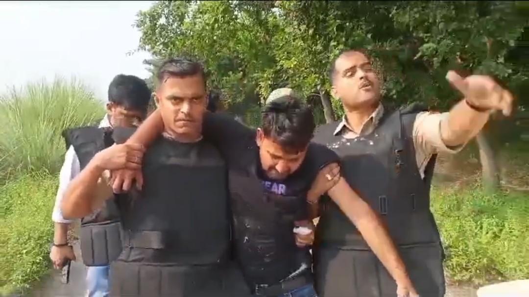 दो थानाध्यक्षों के कंधे पर आए मुठभेड़ के आरोपी