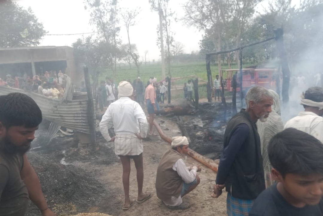 अज्ञात कारणों से लगी आग ,नौ घर जल कर खाक