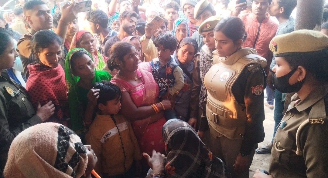 शव लेकर थाने पर धरना देने आ रहे आक्रोशित ग्रामीणों को उप जिलाधिकारी ने समझा बूझाकर शांत किया