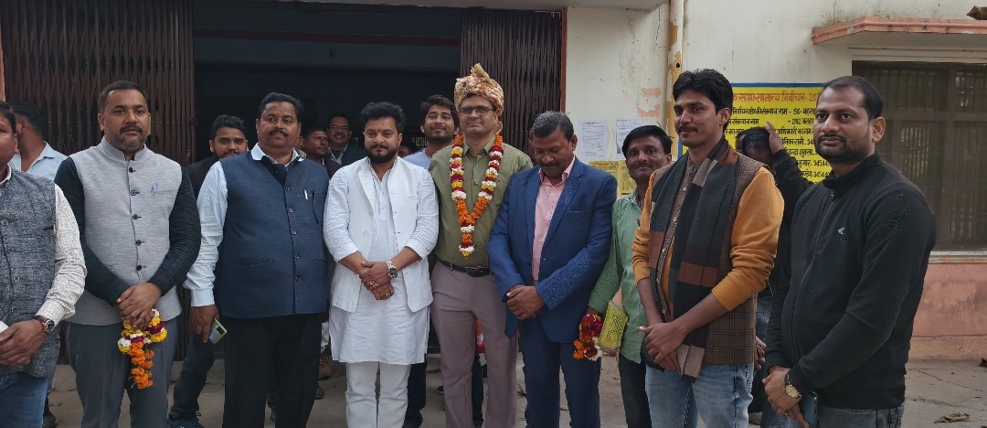 मिहिपुरवा बीडीओ के पदोन्नति होने पर सम्मान समारोह आयोजित