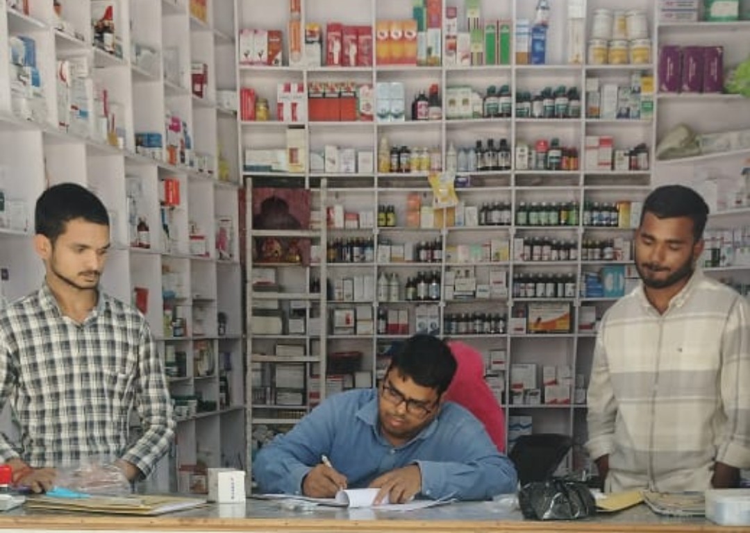 ड्रग इंस्पेक्टर ने की मेडिकल  स्टोरों पर छापेमारी