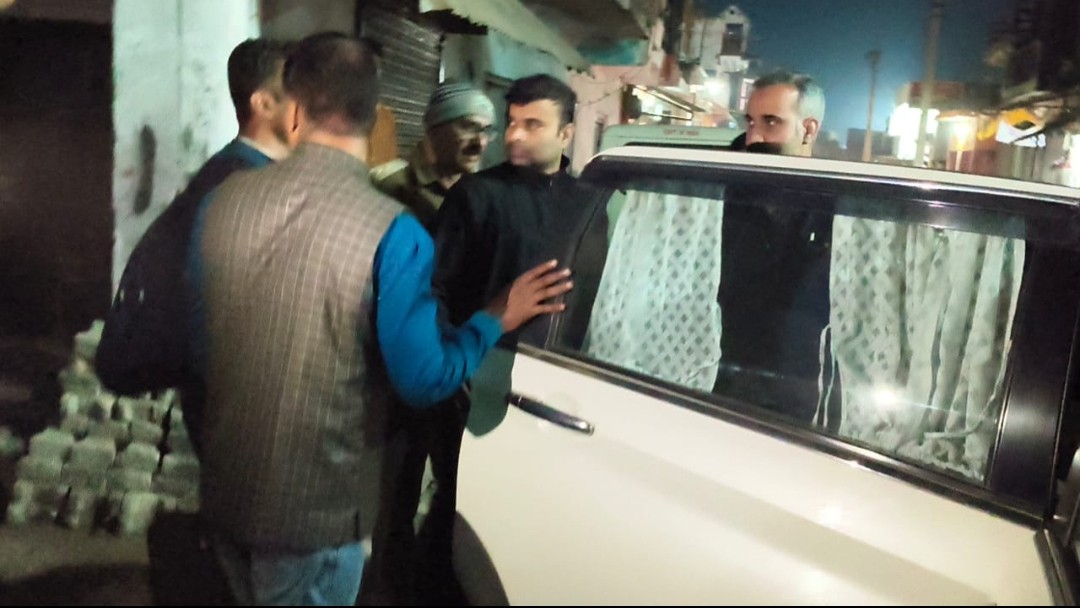 सुजौली थाना क्षेत्र के चफरिया में  एंटी करप्शन टीम ने  बैंक मैनेजर और दलाल को पैसा लेते रंगे हाथों पकड़ा