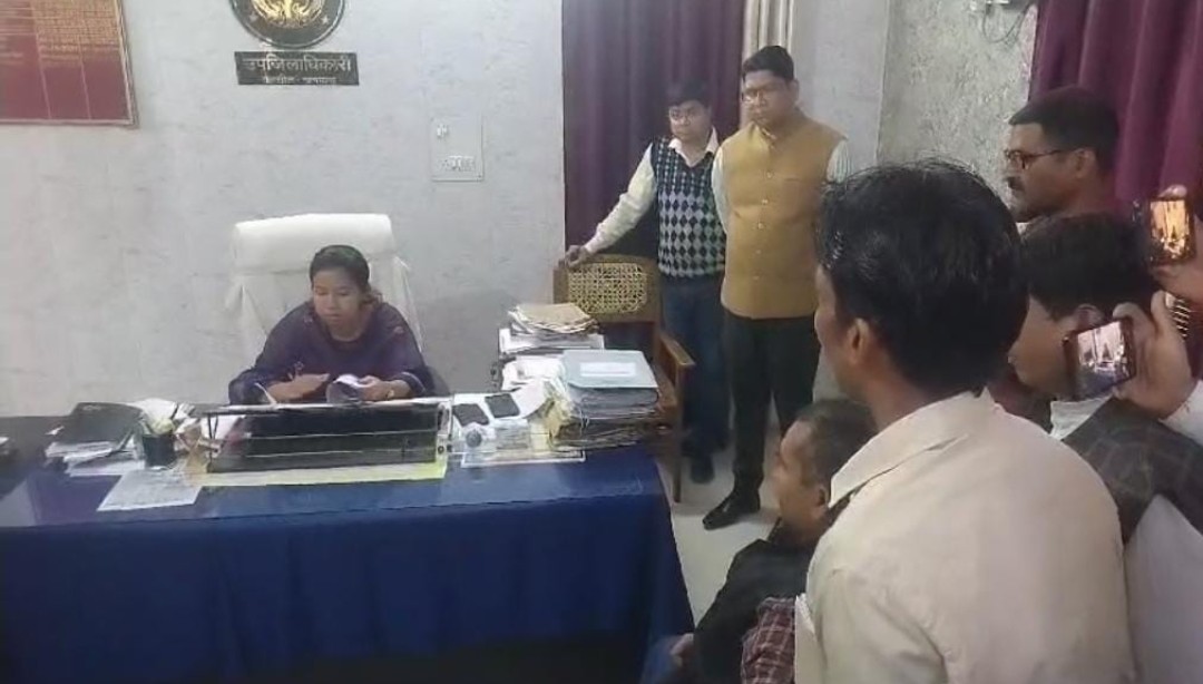केमिस्ट एवं ड्रगिस्ट एसोसिएशन ने एस डी एम को सौंपा ज्ञापन