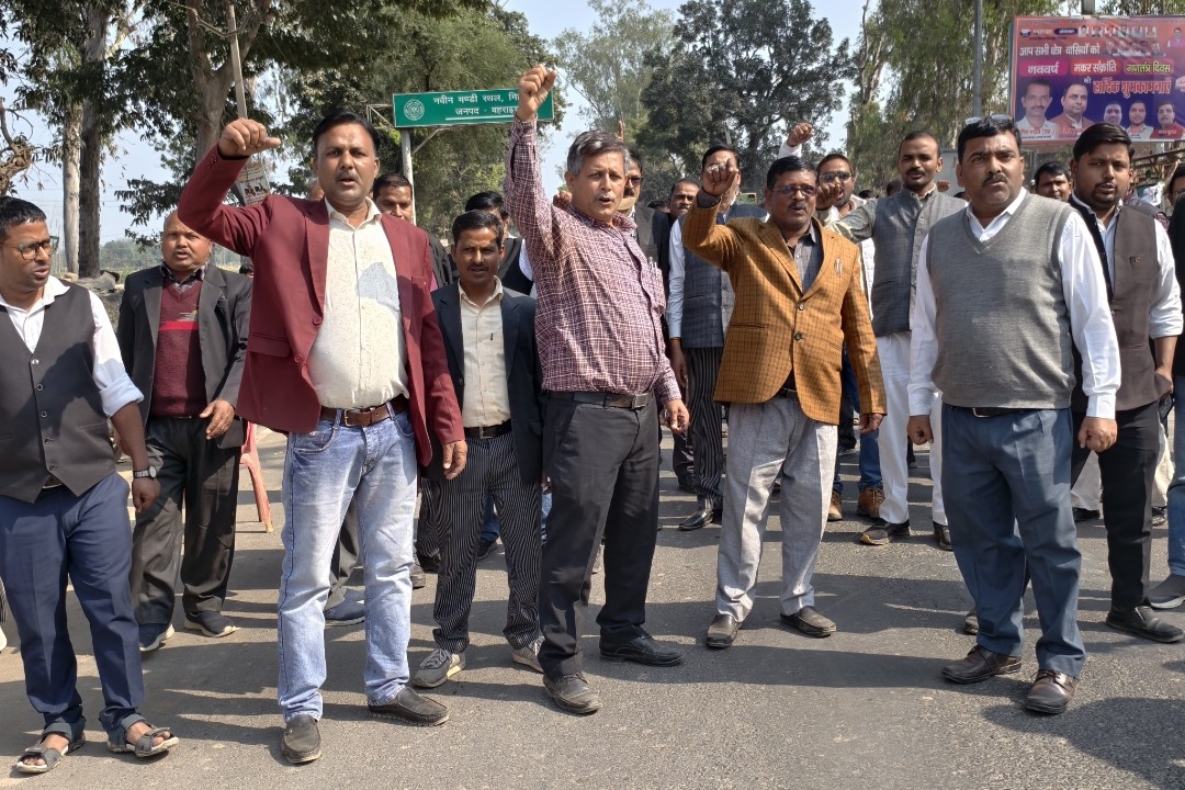 अधिवक्ता संशोधन बिल के विरोध में मिहीपुरवा के वकीलों का प्रदर्शन