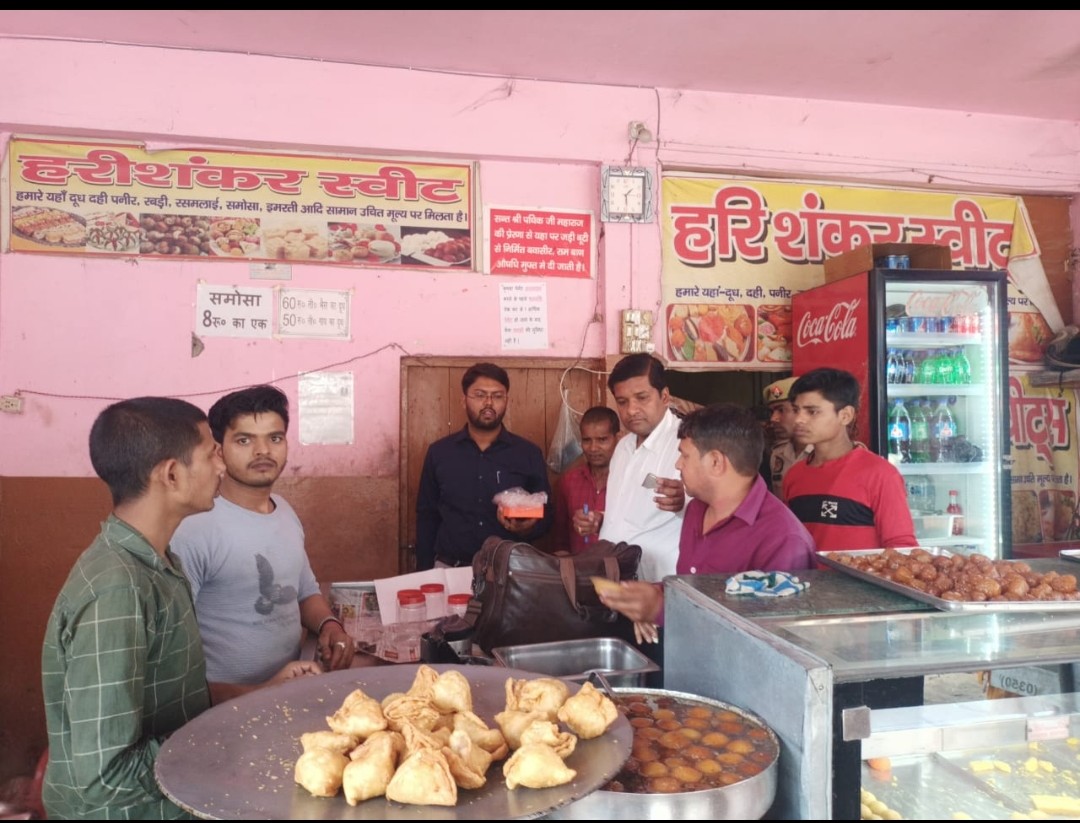 एसडीएम कैसरगंज एवं खाद्य निरीक्षक ने की मिठाई के दुकानों पर छापेमारी