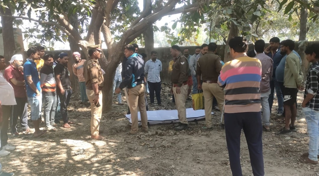 रेलवे लाइन से सटे बाग में पेड़ से लटकता मिला शव