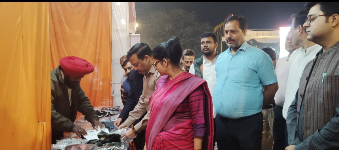 डीएम ने फूड ज़ोन का किया भ्रमण