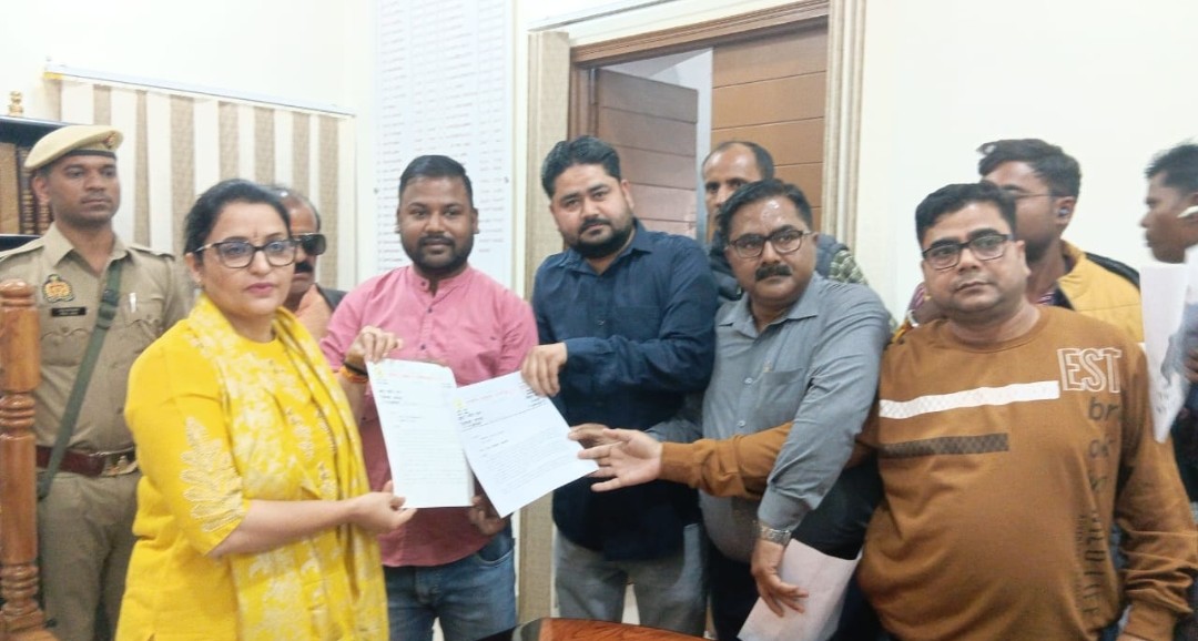 सीतापुर में पत्रकार की हुई हत्या मामले में ग्रामीण पत्रकार एसोसिएशन ने प्रदर्शन कर सौंपा ज्ञापन