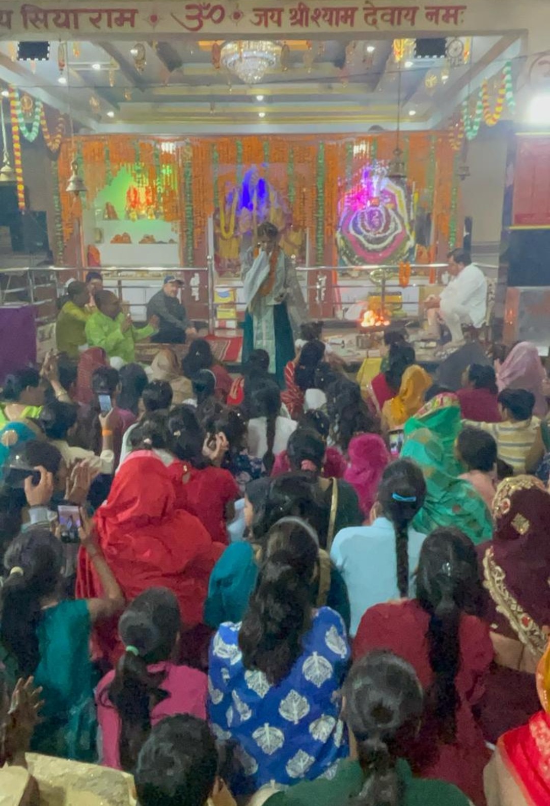 श्याम भजन पर पूरी रात को महिलाओ के साथ पुरुषों की टोली ने खूब उड़ाया गुलाल-अबीर फूलो की होली भी खोली