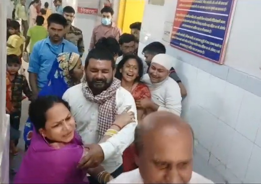 डीसीएम की टक्कर से चचेरी बहन की मौत, भाई घायल