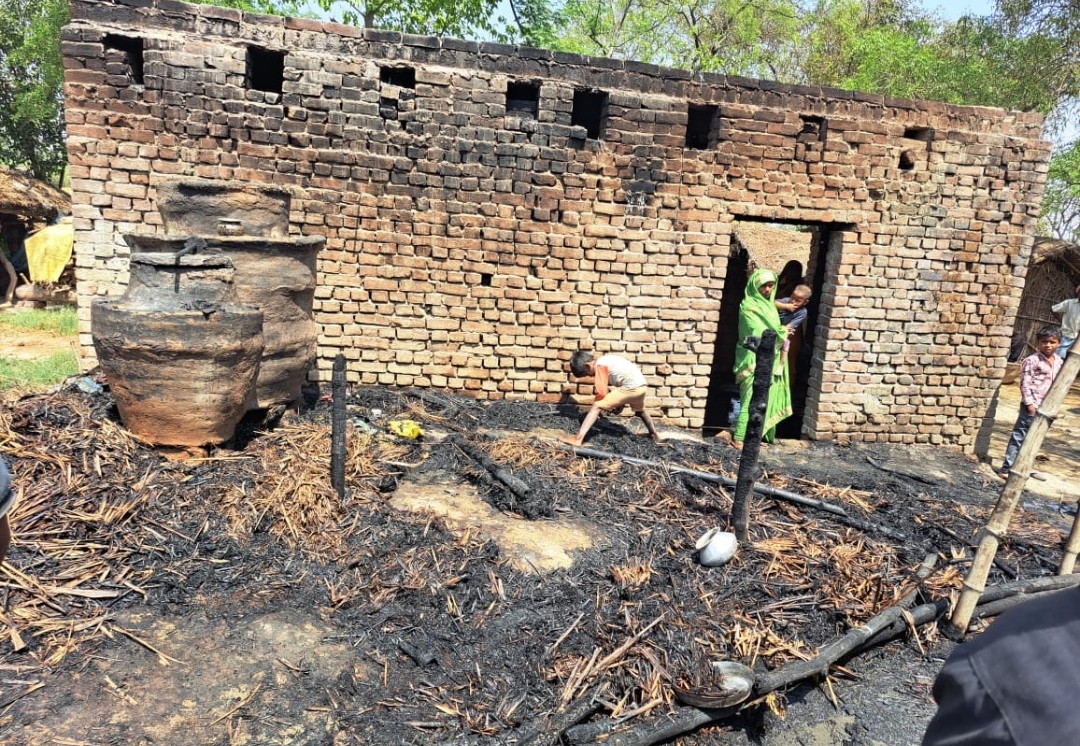 मैना बदरौली गांव में लगी आग के बाद प्रशासन ने पहुंचाई मदद